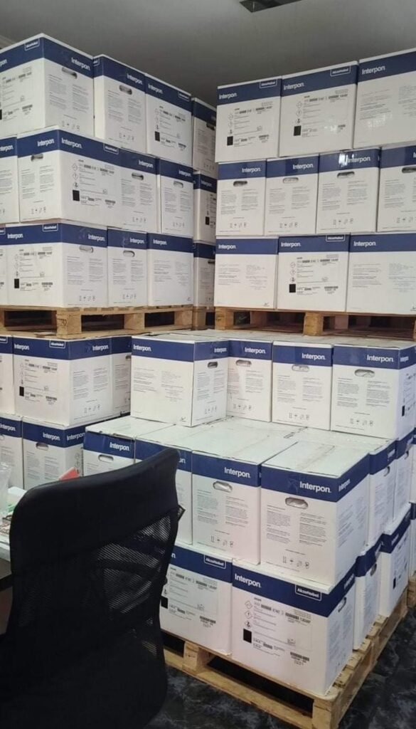Stock de pintura en polvo en pallets