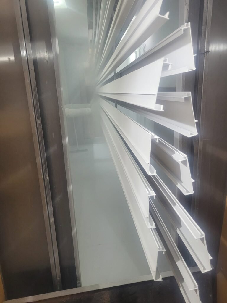 Perfiles de aluminio dentro del horno de curado