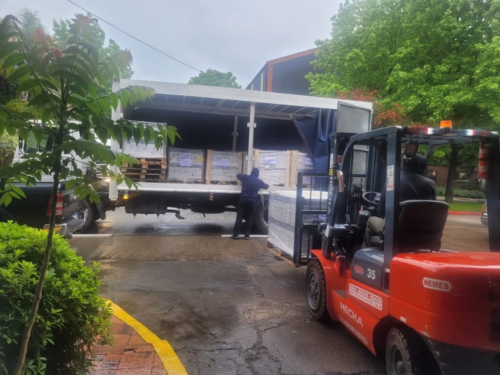 Autoelevador y camión en la planta de Haedo