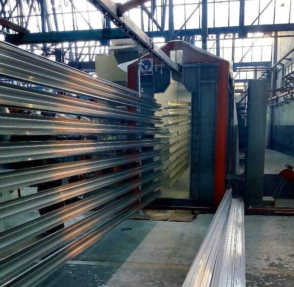 Línea de pintado electrostático de perfiles de aluminio