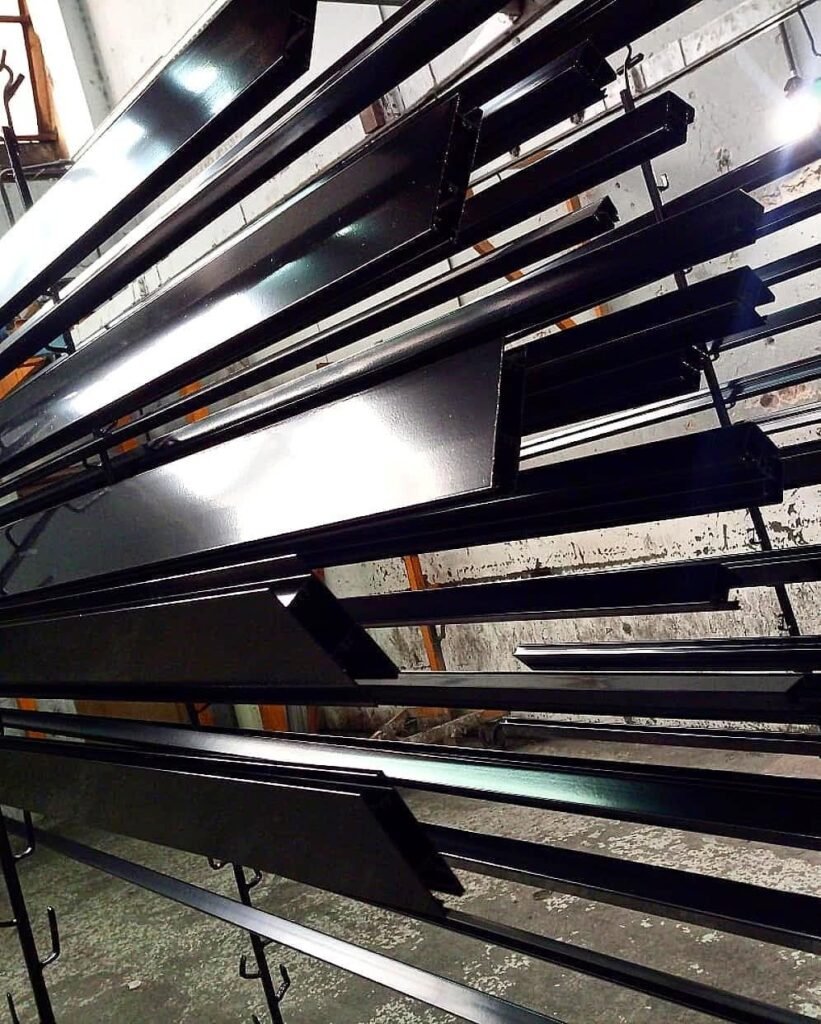 Perfiles de aluminio pintados en negro